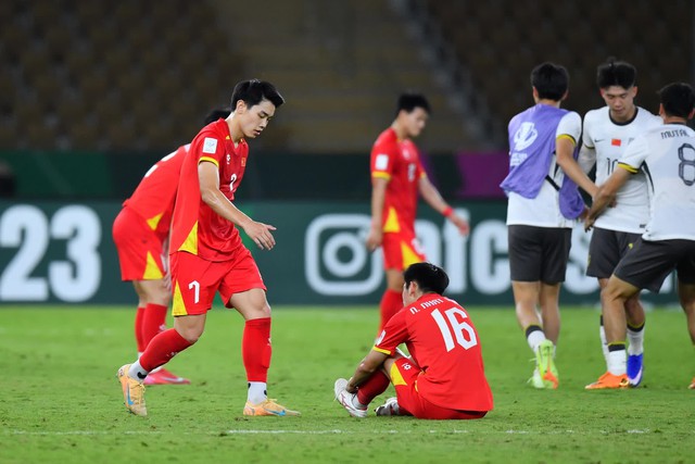 Thấy m&agrave; thương: Đ&igrave;nh Bắc tới k&eacute;o đồng đội đứng l&ecirc;n nhưng ch&iacute;nh anh lại c&uacute;i gập người, lau nước mắt sau thất bại- Ảnh 2.