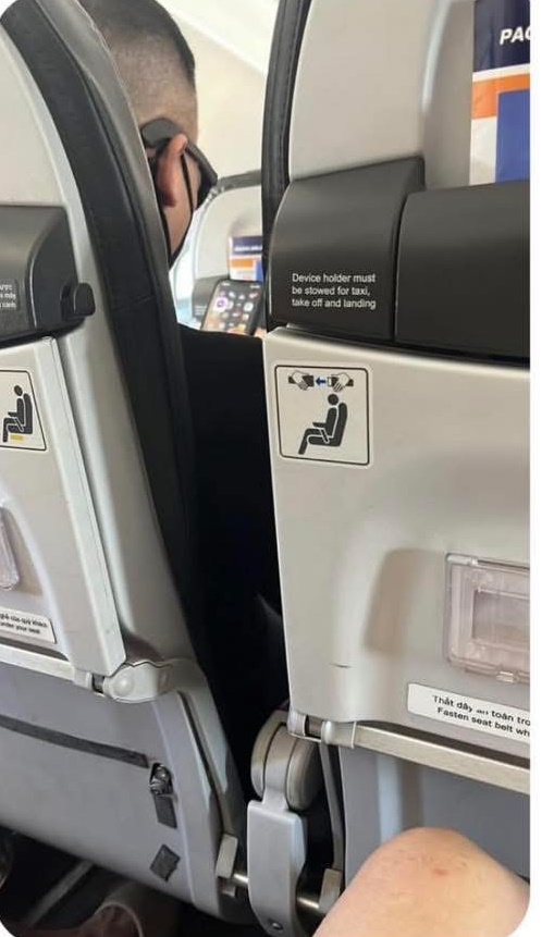 Touliver lặng lẽ xem ảnh T&oacute;c Ti&ecirc;n suốt chuyến bay- Ảnh 1.