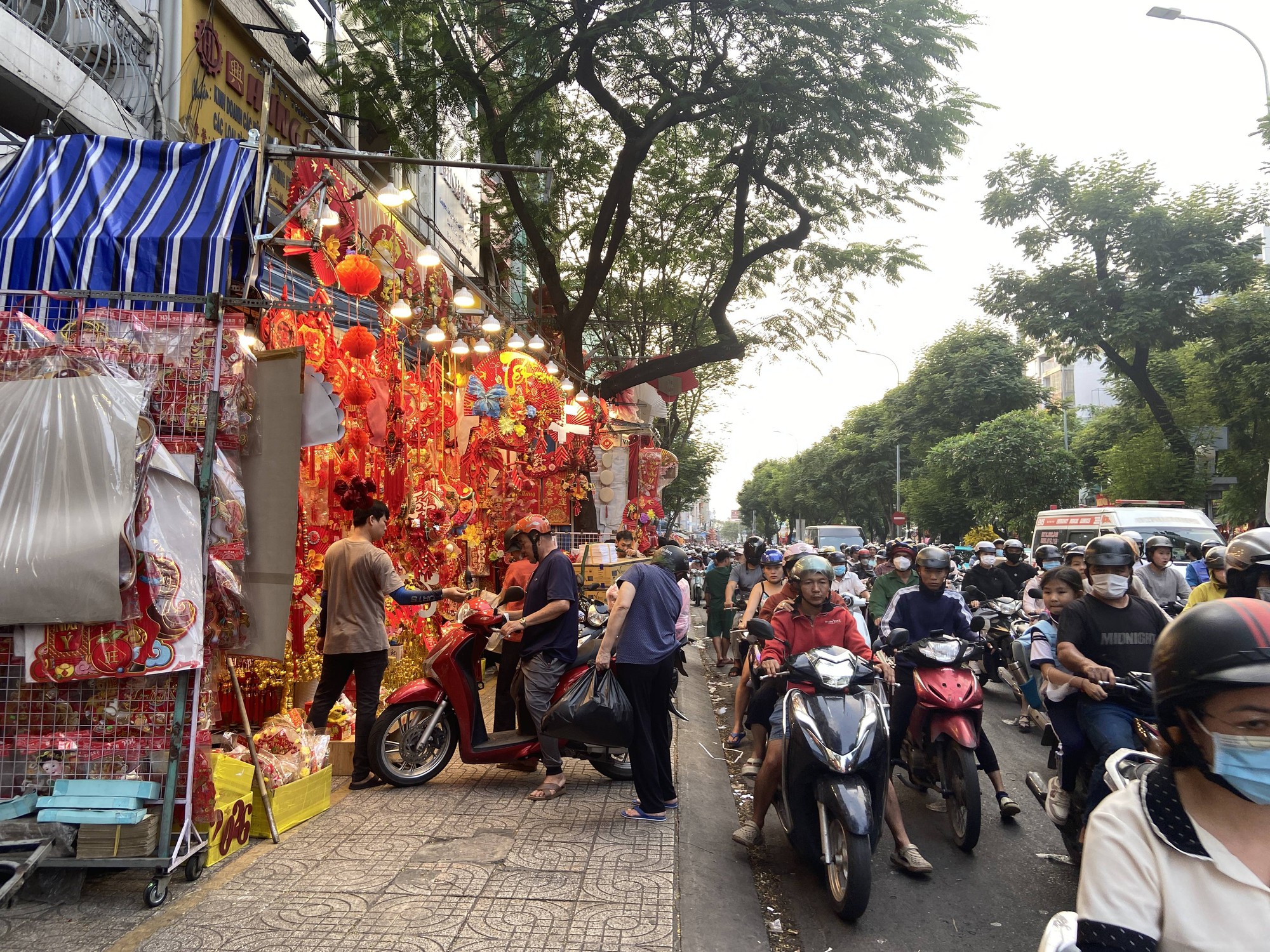 Cảnh tượng bất ngờ ở Chợ Lớn dịp Tết Nguyên đán 2024 - Ảnh 1.