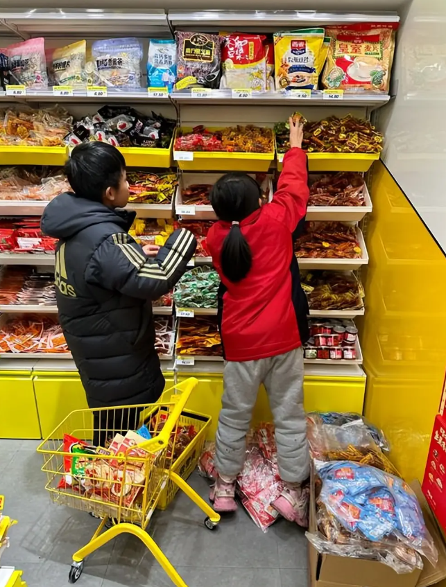 Cha mẹ cấm ăn qu&agrave; vặt v&agrave; những hậu quả bất ngờ đối với trẻ nhỏ - Ảnh 1.