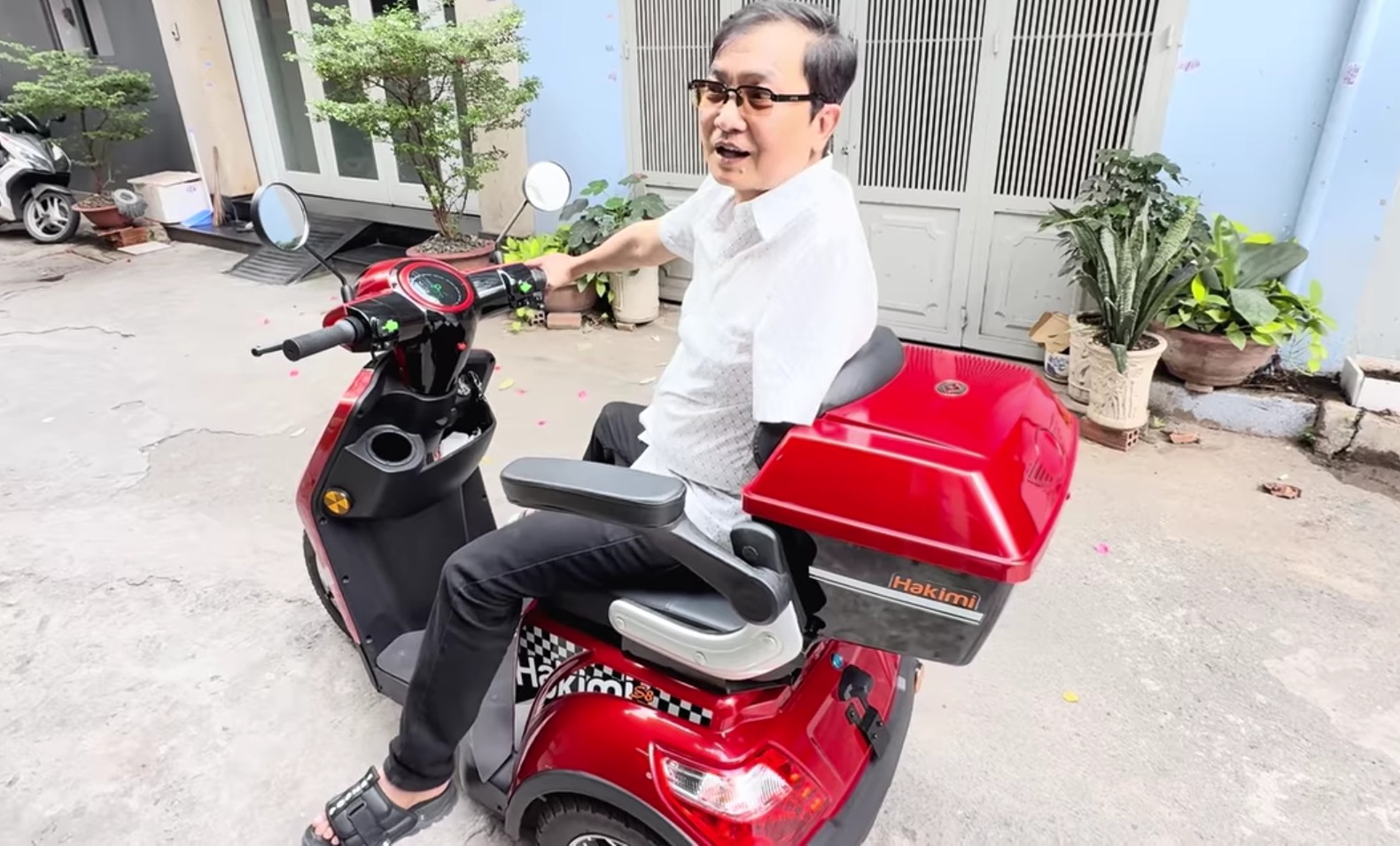 Nam ca sĩ mất một c&aacute;nh tay: Đồng nghiệp ở Mỹ k&ecirc;u gọi gi&uacute;p đỡ, giờ đổi đời- Ảnh 2.