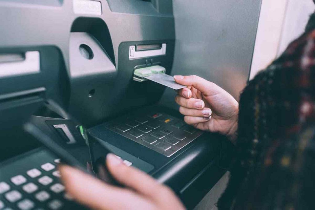 Vietinbank Cảnh Báo Bảo Mật Thẻ Atm: Thói Quen Rút Tiền Nguy Hiểm Cần Thay Đổi Ngay - Ảnh 1.