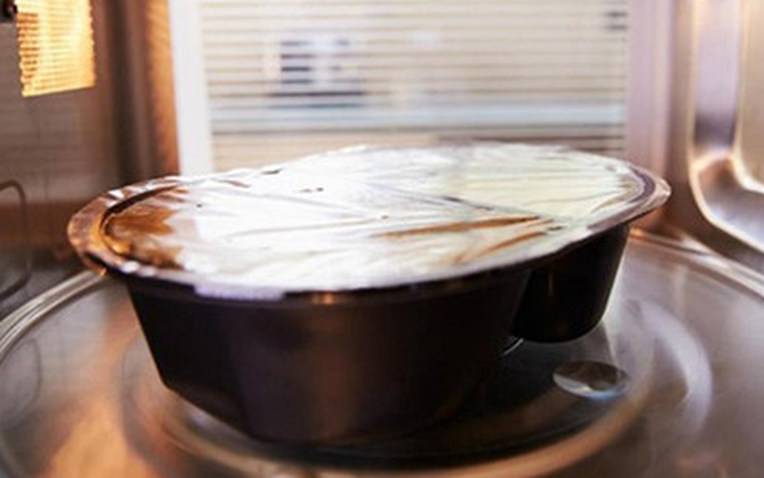 Phát hiện hàng trăm cuộn màng bọc thực phẩm giả, ghi nhãn doanh nghiệp lớn: Cách để nhận biết loại chuẩn - Ảnh 3.