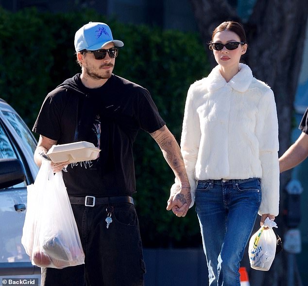 Brooklyn Beckham đứng l&ecirc;n chống lại gia đ&igrave;nh: C&aacute;i gi&aacute; ngậm th&igrave;a v&agrave;ng kh&ocirc;ng hề rẻ - Ảnh 4.