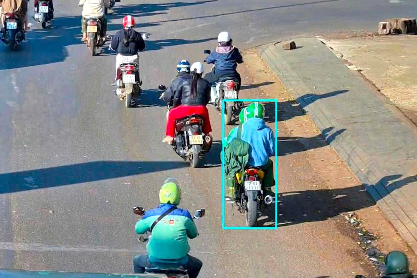 Vụ cướp ng&acirc;n h&agrave;ng ở Gia Lai: C&ocirc;ng an truy t&igrave;m đối tượng mặc &aacute;o kho&aacute;c Grab - Ảnh 1.