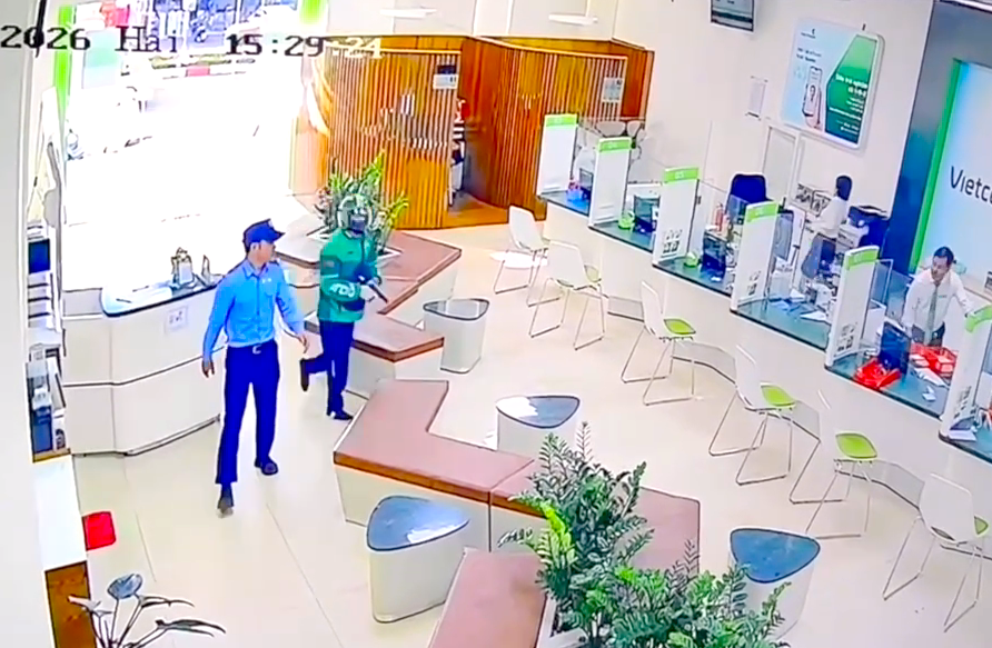 Vụ cướp ng&acirc;n h&agrave;ng ở Gia Lai: C&ocirc;ng an truy t&igrave;m đối tượng mặc &aacute;o kho&aacute;c Grab - Ảnh 2.