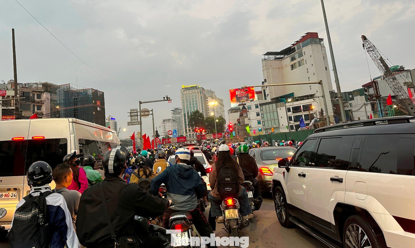 Xây dựng cầu vượt tại Vành đai 1 Hà Nội để giảm ùn tắc giao thông - Ảnh 4.