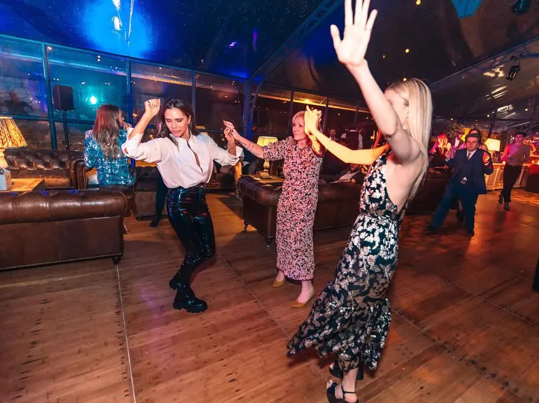 Phơi bày điệu nhảy "không đứng đắn" của Victoria Beckham với con trai khiến Brooklyn xấu hổ, con dâu bật khóc chạy khỏi lễ cưới - Ảnh 3.