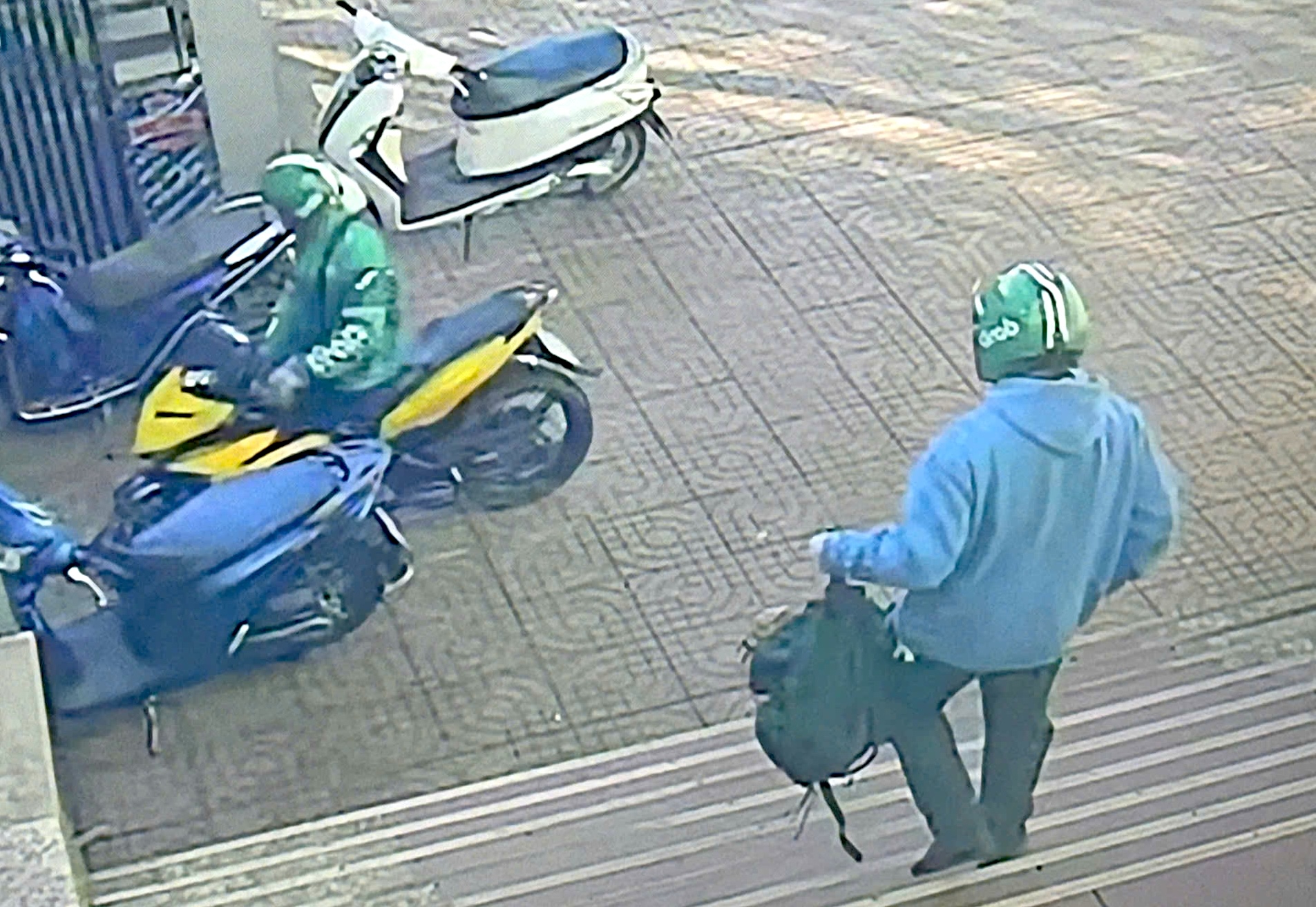 C&ocirc;ng an Gia Lai truy t&igrave;m 2 đối tượng cướp ng&acirc;n h&agrave;ng Vietcombank g&acirc;y x&ocirc;n xao dư luận - Ảnh 1.