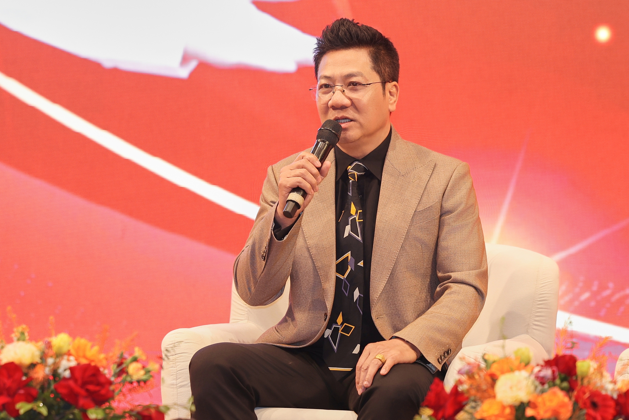 NSND Quốc Hưng ra mắt MV d&agrave;i hơn 8 ph&uacute;t, ca ngợi "Đất nước h&ocirc;m nay" - Ảnh 3.