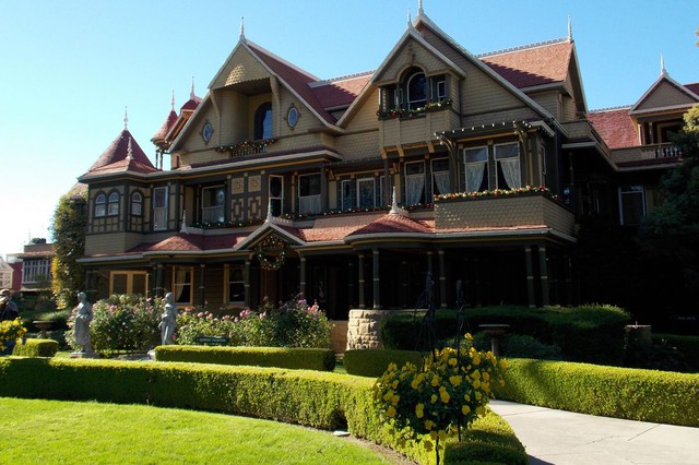 Những bí mật kinh hoàng về "ngôi nhà kỳ lạ nhất từng được xây dựng" có hơn 200 phòng, 10.000 cửa sổ và 2.000 cửa ra vào- Ảnh 3.