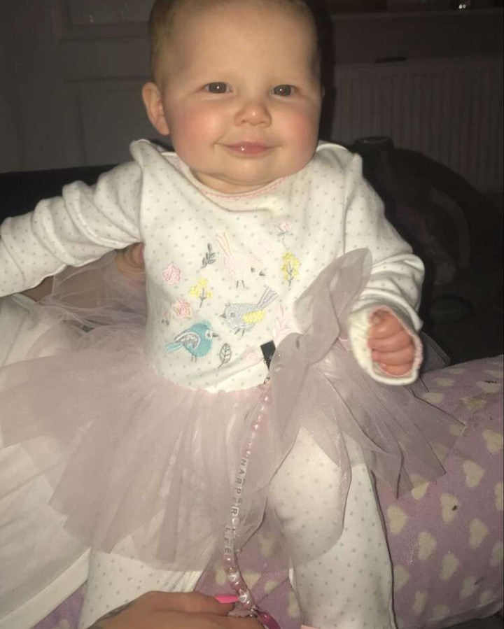 Nuốt vi&ecirc;n pin c&uacute;c &aacute;o, b&eacute; g&aacute;i 2 tuổi thương t&acirc;m ra đi để lại nỗi đau cho gia đ&igrave;nh - Ảnh 2.