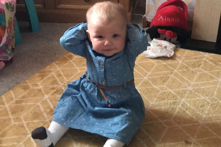 Nuốt vi&ecirc;n pin c&uacute;c &aacute;o, b&eacute; g&aacute;i 2 tuổi thương t&acirc;m ra đi để lại nỗi đau cho gia đ&igrave;nh - Ảnh 1.