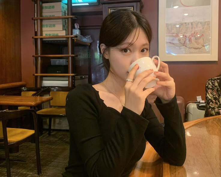 Nữ thư k&yacute; trẻ b&agrave;ng ho&agrave;ng ph&aacute;t hiện ung thư dạ d&agrave;y sau 6 th&aacute;ng uống nước theo kiểu... ai cũng tưởng tốt - Ảnh 2.