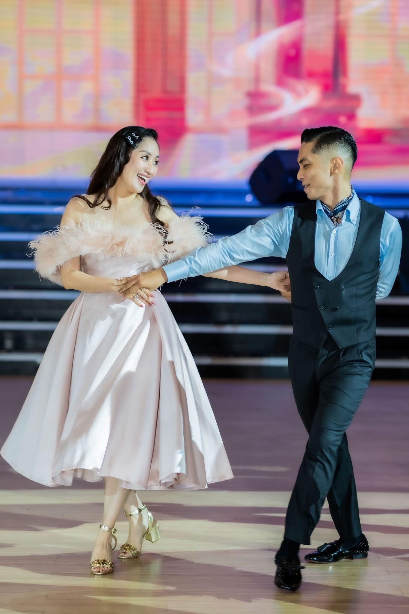 H&ocirc;n nh&acirc;n của cặp c&ocirc; tr&ograve; nghệ sĩ: Vợ l&agrave; viện trưởng hơn chồng 11 tuổi, chia tay nhiều lần vẫn quay lại - Ảnh 1.