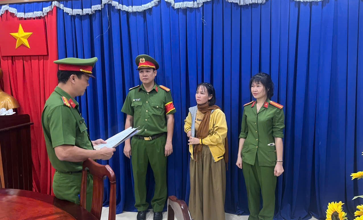 Thi hành lệnh bắt tạm giam đối với Trịnh Thị Hóa, sinh năm 1982 - Ảnh 1.