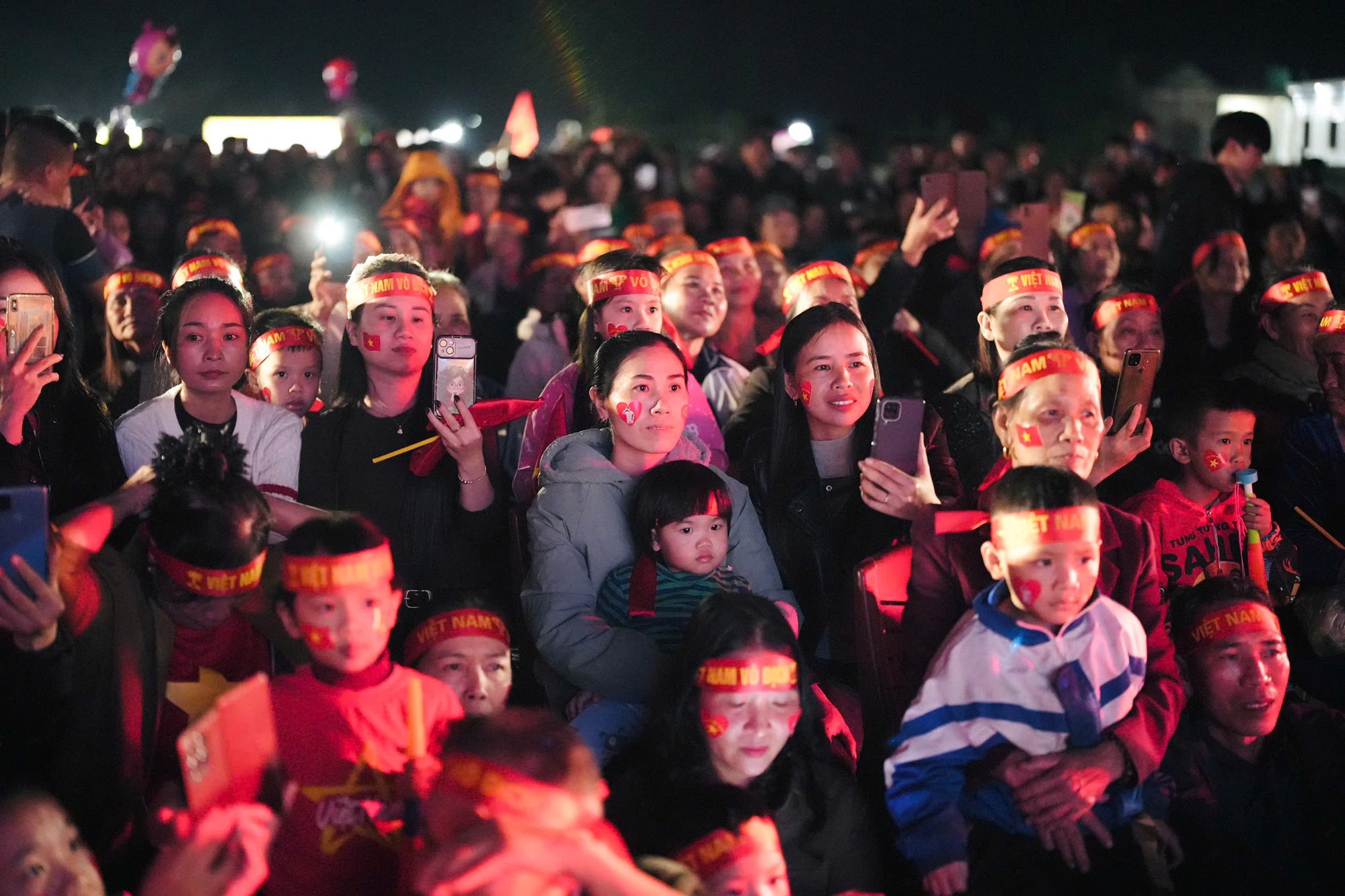 Ấm lòng: Bà con quê Đình Bắc không quay lưng, còn thuê màn LED “khủng” cổ vũ U23 Việt Nam tranh hạng 3 châu Á- Ảnh 9. Ấm lòng: Bà con quê Đình Bắc không quay lưng, còn thuê màn LED “khủng” cổ vũ U23 Việt Nam tranh hạng 3 châu Á- Ảnh 9.