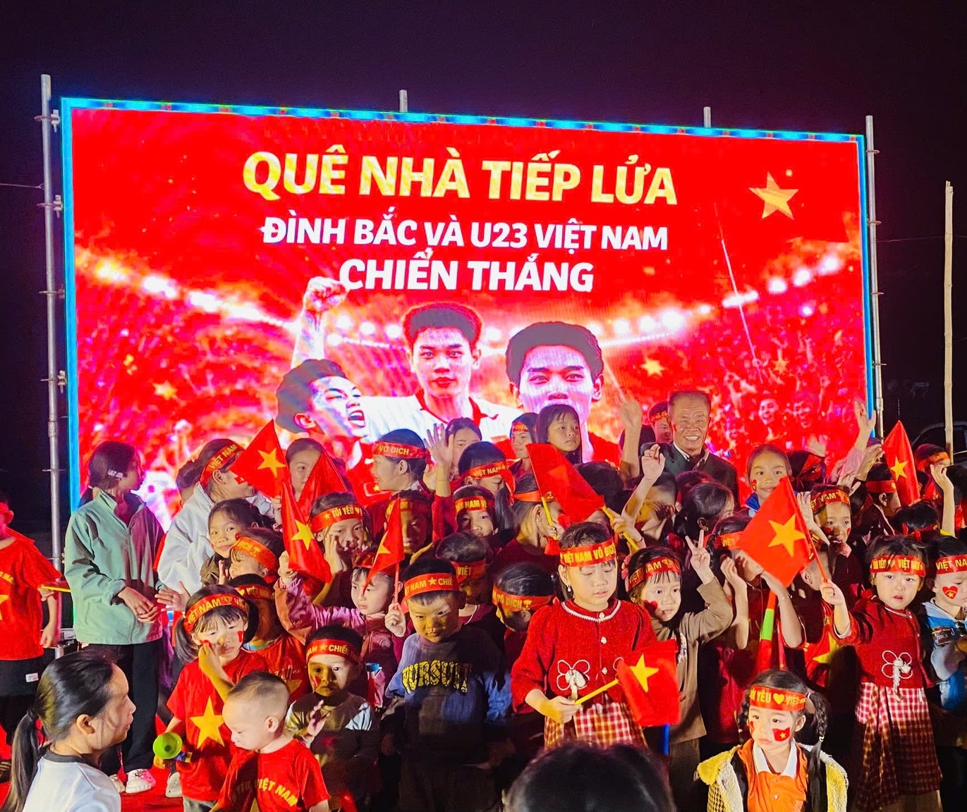 Ấm lòng: Bà con quê Đình Bắc không quay lưng, còn thuê màn LED “khủng” cổ vũ U23 Việt Nam tranh hạng 3 châu Á- Ảnh 4. Ấm lòng: Bà con quê Đình Bắc không quay lưng, còn thuê màn LED “khủng” cổ vũ U23 Việt Nam tranh hạng 3 châu Á- Ảnh 4.