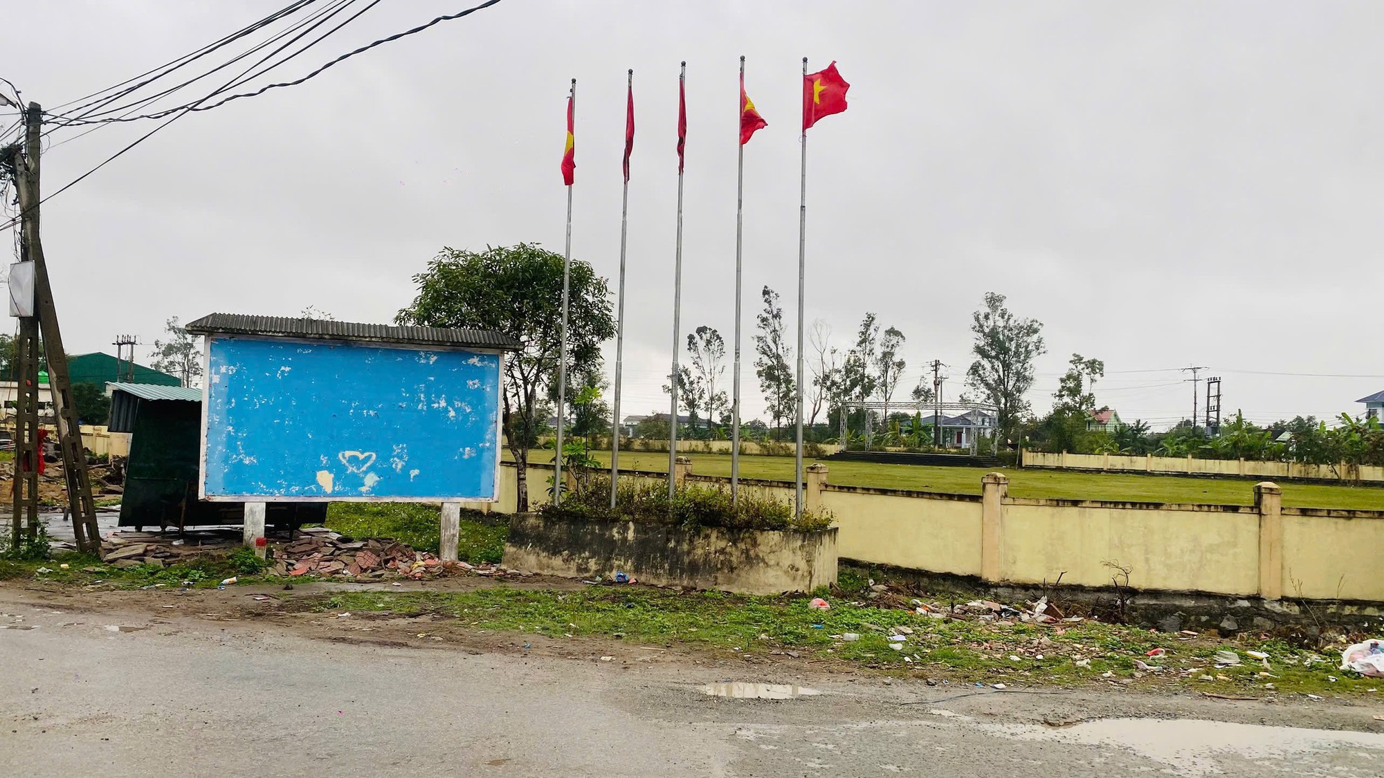 Ấm lòng: Bà con quê Đình Bắc không quay lưng, còn thuê màn LED “khủng” cổ vũ U23 Việt Nam tranh hạng 3 châu Á- Ảnh 5. Ấm lòng: Bà con quê Đình Bắc không quay lưng, còn thuê màn LED “khủng” cổ vũ U23 Việt Nam tranh hạng 3 châu Á- Ảnh 5.