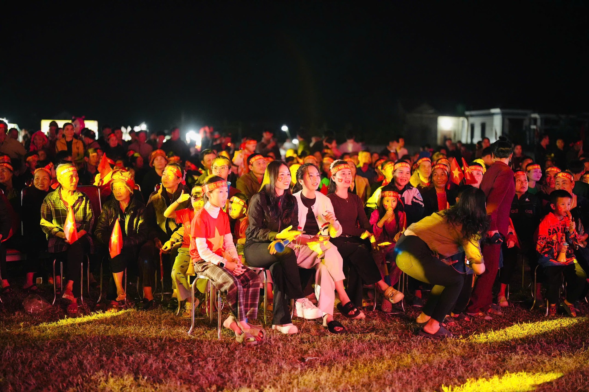 Ấm lòng: Bà con quê Đình Bắc không quay lưng, còn thuê màn LED “khủng” cổ vũ U23 Việt Nam tranh hạng 3 châu Á- Ảnh 10. Ấm lòng: Bà con quê Đình Bắc không quay lưng, còn thuê màn LED “khủng” cổ vũ U23 Việt Nam tranh hạng 3 châu Á- Ảnh 10.