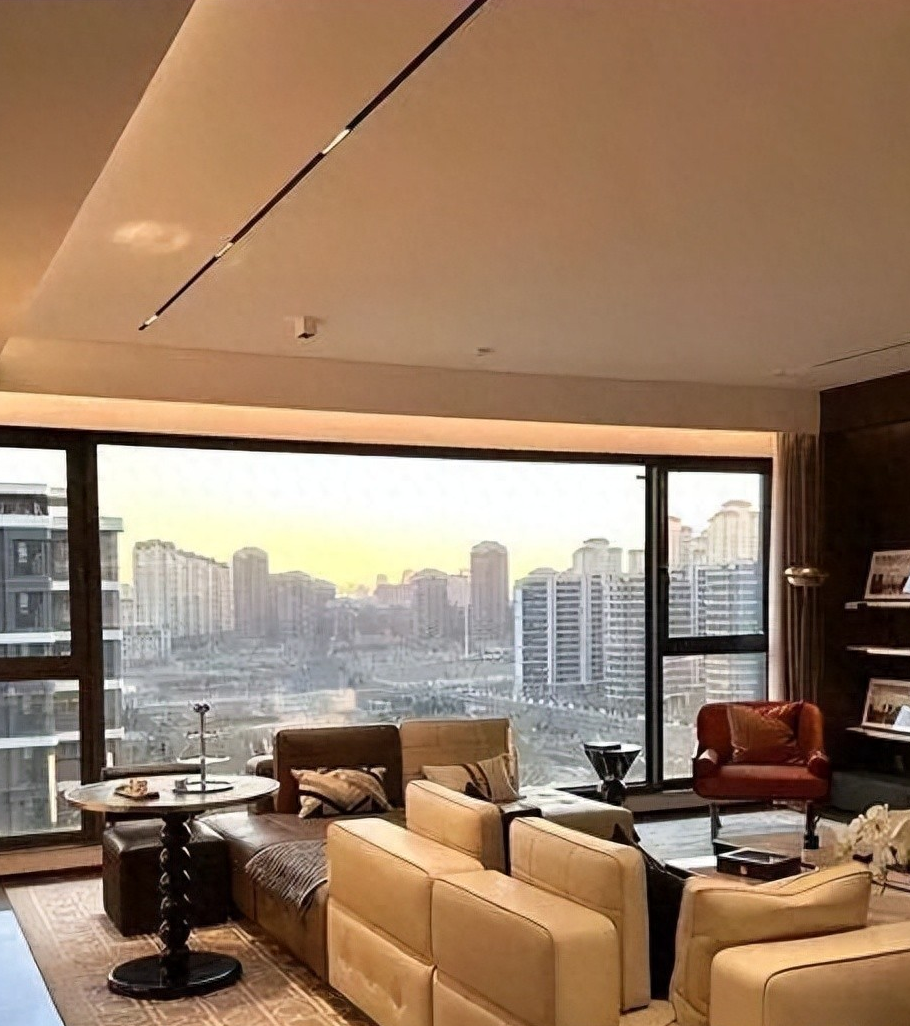 Bán căn hộ sang, tôi về ở tầng trệt khu phố cũ sau 20 năm: Cái giá thật sự của "nhà cao - tiện nghi" khiến tôi tỉnh ra- Ảnh 1. Bán căn hộ sang, tôi về ở tầng trệt khu phố cũ sau 20 năm: Cái giá thật sự của "nhà cao - tiện nghi" khiến tôi tỉnh ra- Ảnh 1.