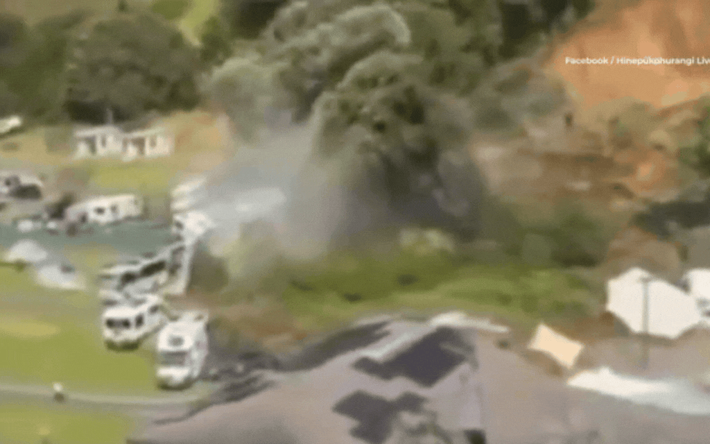 Kinh hoàng khoảnh khắc khối đất đá đổ ập xuống khu cắm trại nổi tiếng, nhiều người được báo cáo mất tích, tiếng la hét cầu cứu tuyệt vọng từ khu nhà vệ sinh Kinh hoàng khoảnh khắc khối đất đá đổ ập xuống khu cắm trại nổi tiếng, nhiều người được báo cáo mất tích, tiếng la hét cầu cứu tuyệt vọng từ khu nhà vệ sinh