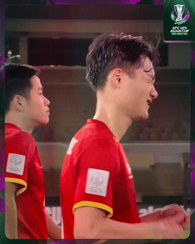 Thước phim đầy nước mắt của U23 Việt Nam khiến CĐV nghẹn l&ograve;ng x&uacute;c động: "Họ để lại tr&aacute;i tim tr&ecirc;n s&acirc;n cỏ" - Ảnh 3.