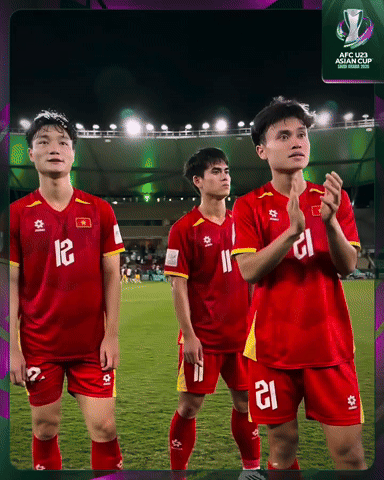 Thước phim đầy nước mắt của U23 Việt Nam khiến CĐV nghẹn l&ograve;ng x&uacute;c động: "Họ để lại tr&aacute;i tim tr&ecirc;n s&acirc;n cỏ" - Ảnh 5.