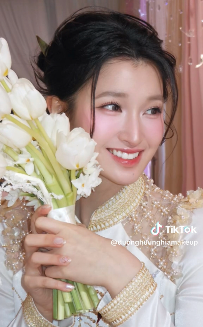 Lần đầu hé lộ trọn vẹn lễ gia tiên Á hậu Phương Nhi và Minh Hoàng: Nhan sắc, thần thái cô dâu không điểm chê!- Ảnh 6. Lần đầu hé lộ trọn vẹn lễ gia tiên Á hậu Phương Nhi và Minh Hoàng: Nhan sắc, thần thái cô dâu không điểm chê!- Ảnh 6.