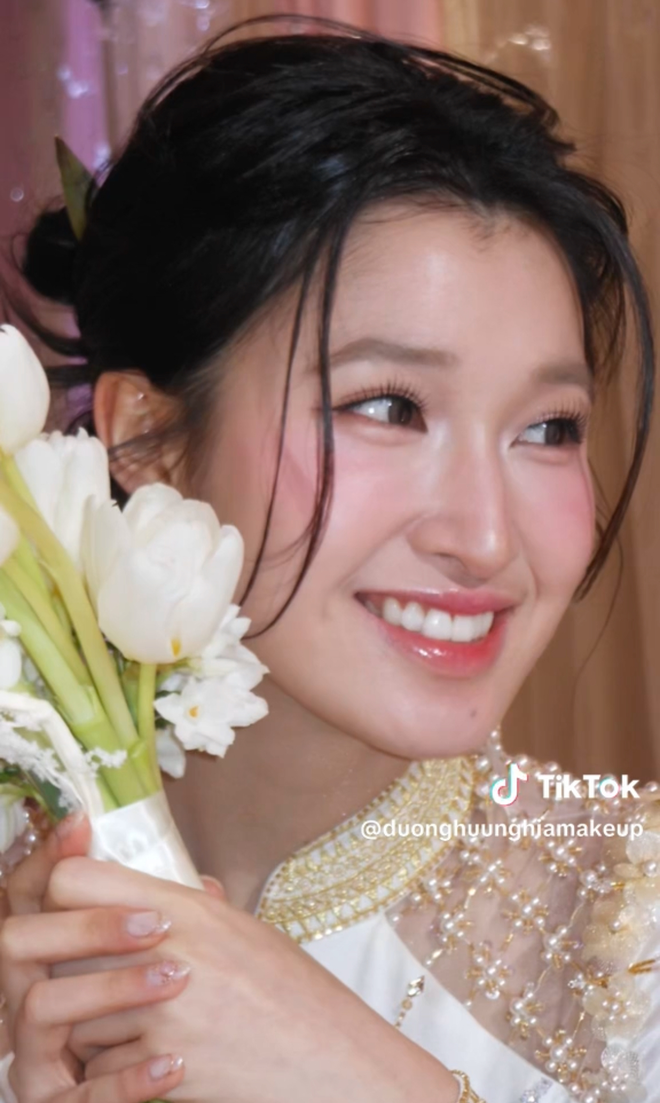 Lần đầu hé lộ trọn vẹn lễ gia tiên Á hậu Phương Nhi và Minh Hoàng: Nhan sắc, thần thái cô dâu không điểm chê!- Ảnh 5. Lần đầu hé lộ trọn vẹn lễ gia tiên Á hậu Phương Nhi và Minh Hoàng: Nhan sắc, thần thái cô dâu không điểm chê!- Ảnh 5.