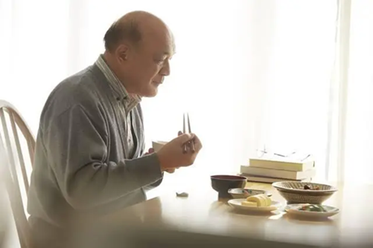 Khảo s&aacute;t 1.000 người sống thọ tr&ecirc;n 100 tuổi h&eacute; lộ: Điểm chung của người trường thọ kh&ocirc;ng nằm ở việc tập thể dục, m&agrave; l&agrave; 5 điều n&agrave;y- Ảnh 2.