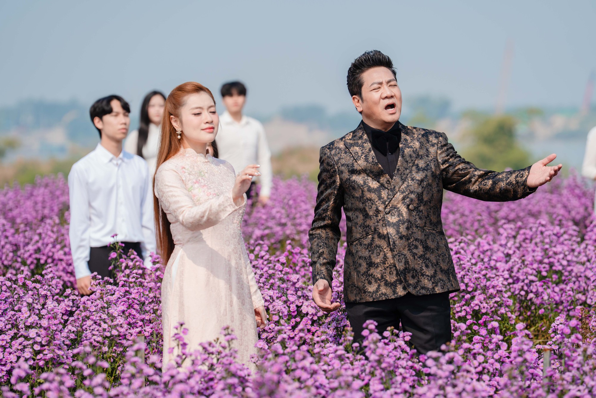 NSND Quốc Hưng ra mắt MV d&agrave;i hơn 8 ph&uacute;t, ca ngợi "Đất nước h&ocirc;m nay" - Ảnh 4.