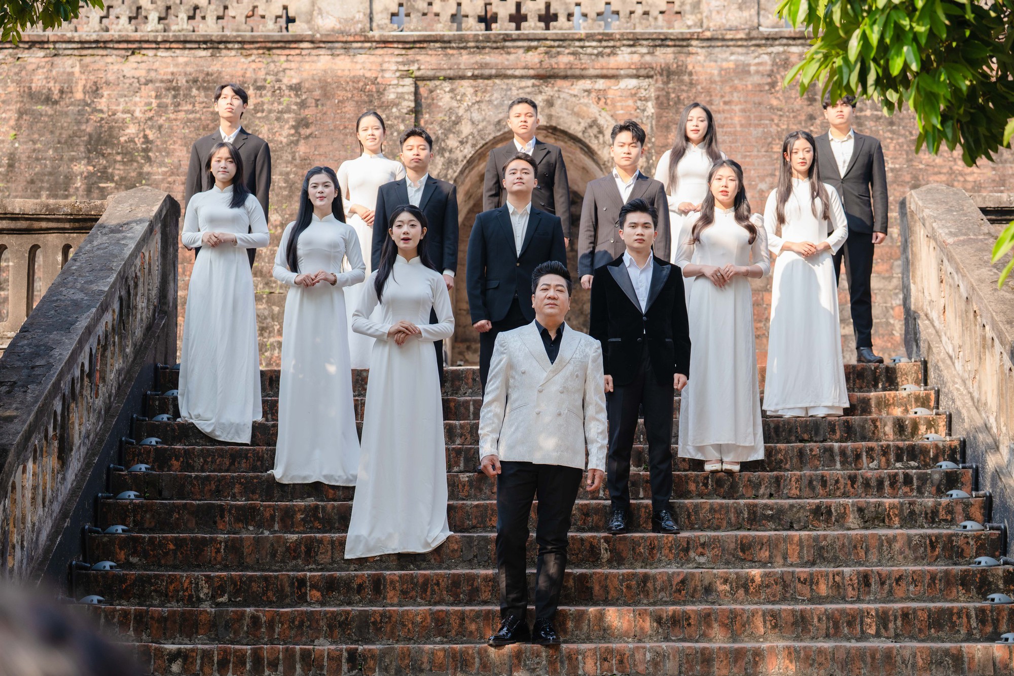 NSND Quốc Hưng ra mắt MV d&agrave;i hơn 8 ph&uacute;t, ca ngợi "Đất nước h&ocirc;m nay" - Ảnh 5.