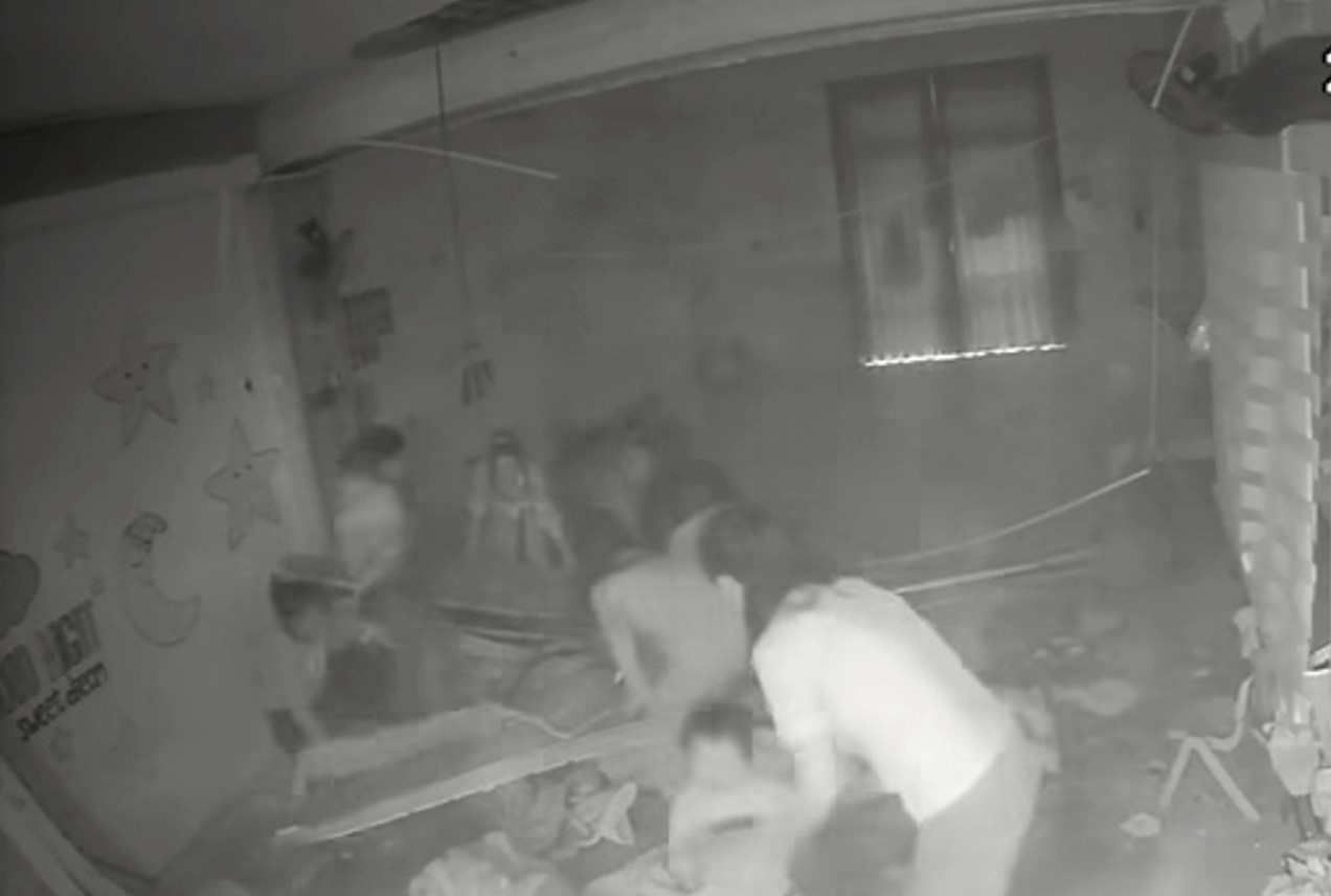 Trần thạch cao đổ sập tại trường mầm non Nghệ An khiến nhiều trẻ bị thương - Ảnh 1.