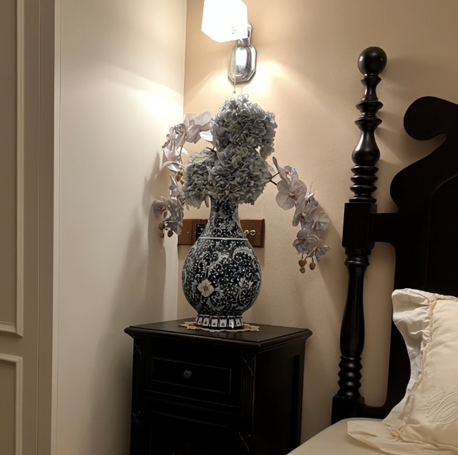 N&oacute;i với người nh&agrave; bạn: Đừng đặt 5 thứ n&agrave;y ở đầu giường, hại sức khỏe, ngủ kh&ocirc;ng y&ecirc;n- Ảnh 7.