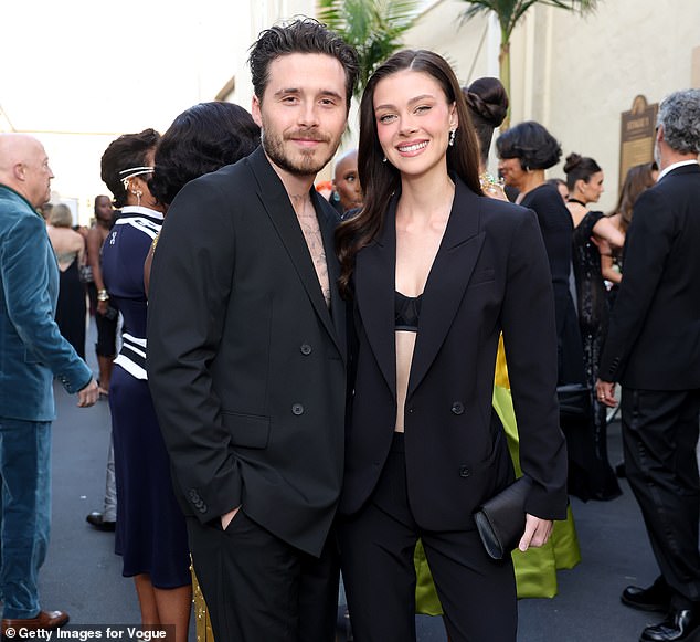 6 trang "bóc phốt" bố mẹ chỉ là mở đầu, Brooklyn Beckham còn viết sách về sóng gió gia tộc mới choáng - Ảnh 1. 6 trang "bóc phốt" bố mẹ chỉ là mở đầu, Brooklyn Beckham còn viết sách về sóng gió gia tộc mới choáng - Ảnh 1.