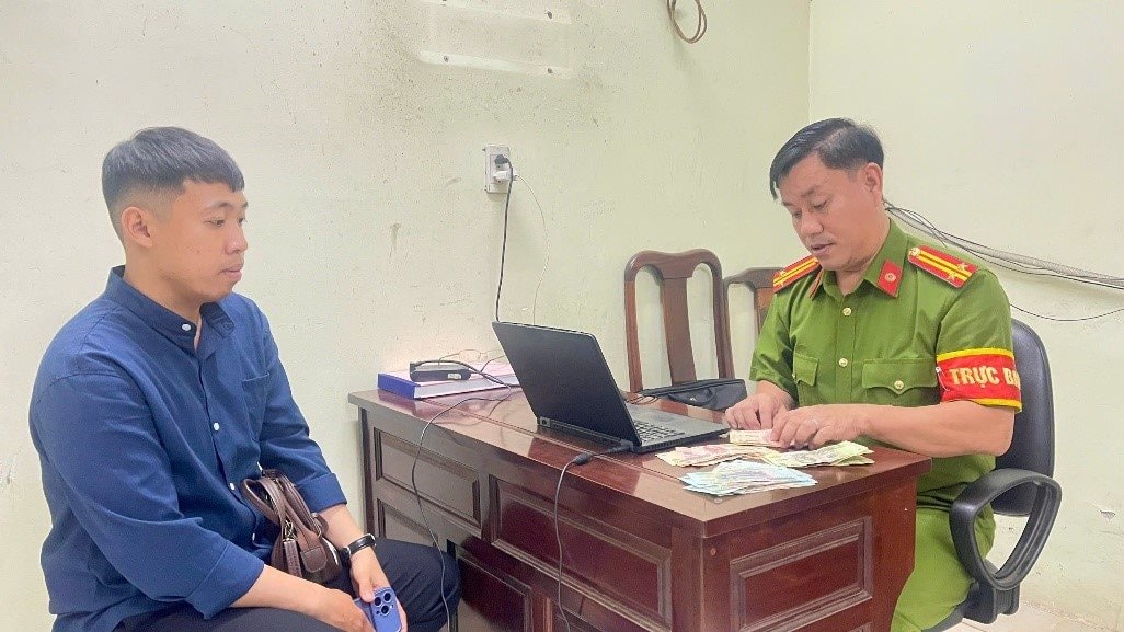 Phát hiện hàng loạt tờ tiền từ 50K-500K nằm chơ vơ ở khay tiền của cây ATM MB Bank: Công an dùng nhiều biện pháp nghiệp vụ vào cuộc - Ảnh 2.