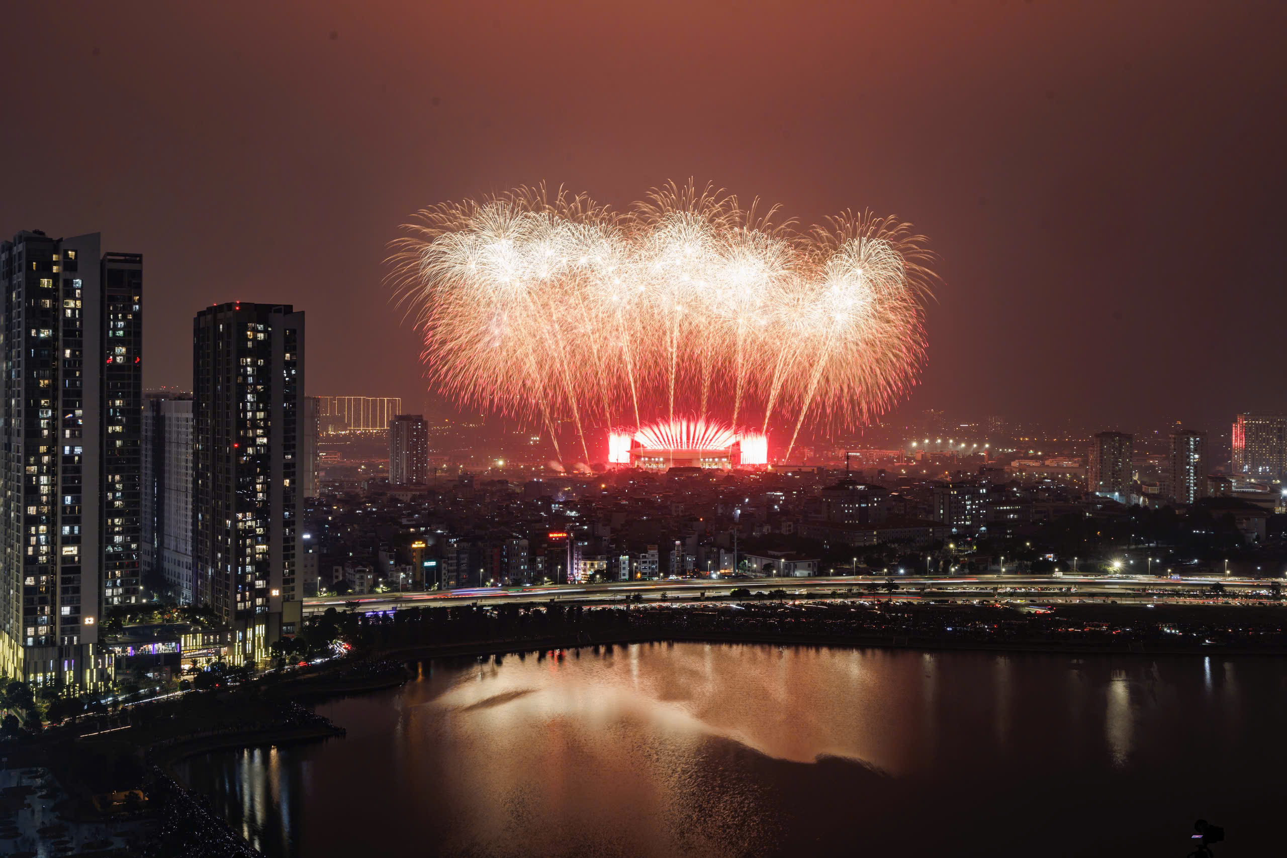 Ngắm màn pháo hoa quy mô lớn "chưa từng có" vừa xuất hiện trên bầu trời Hà Nội - Ảnh 10.