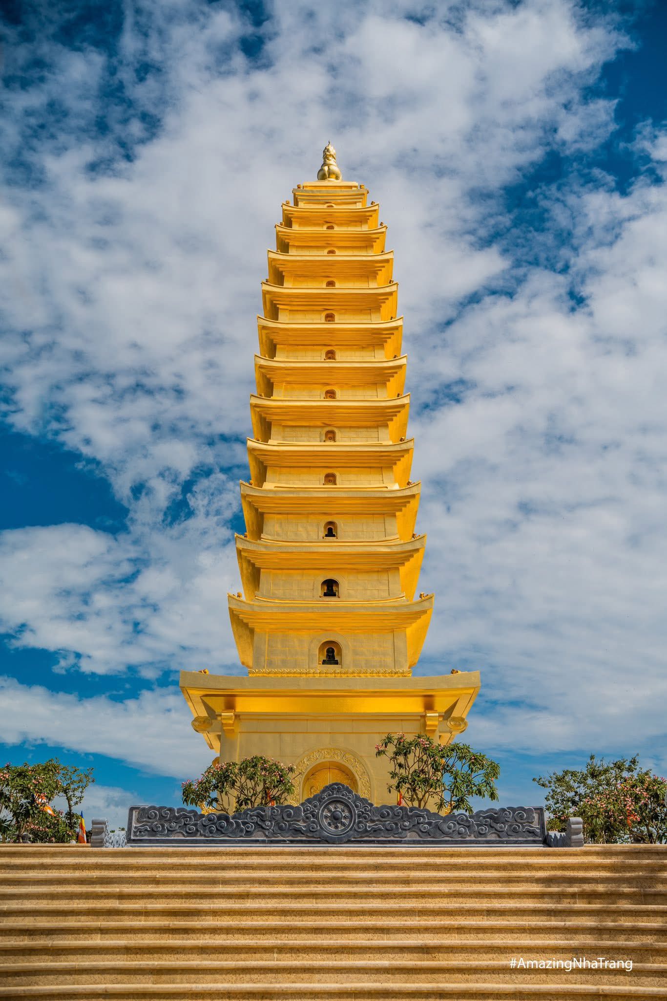 Ngôi chùa diễn ra lễ cưới của Á hậu: Trên đỉnh núi cao 500m, có công trình 13 tầng dát vàng - Ảnh 9.