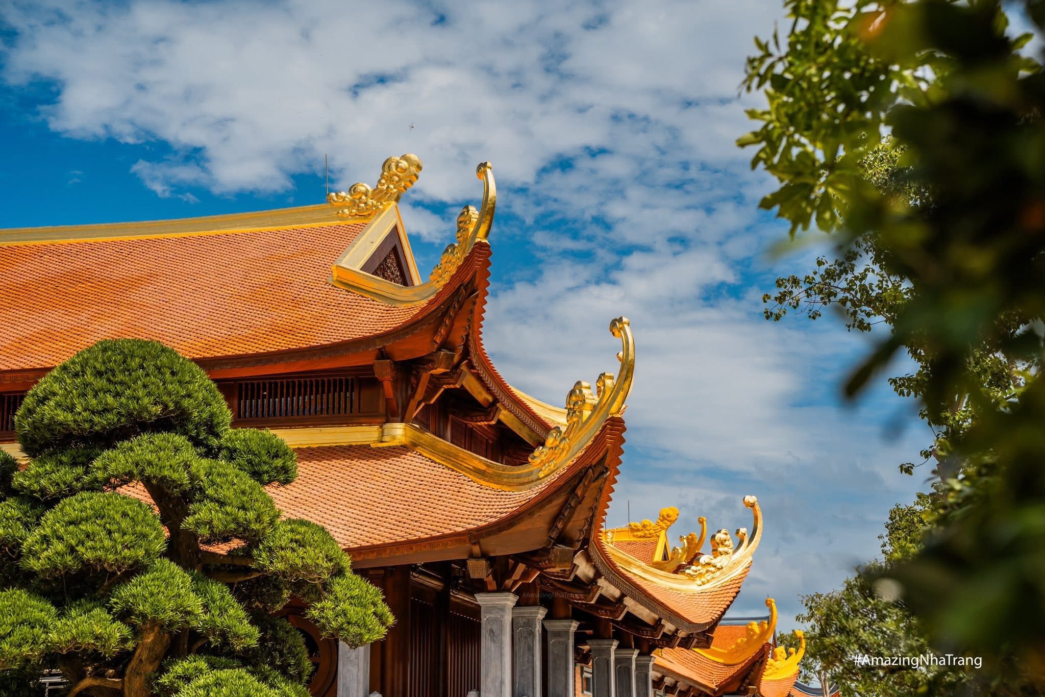 Ngôi chùa diễn ra lễ cưới của Á hậu: Trên đỉnh núi cao 500m, có công trình 13 tầng dát vàng - Ảnh 7.