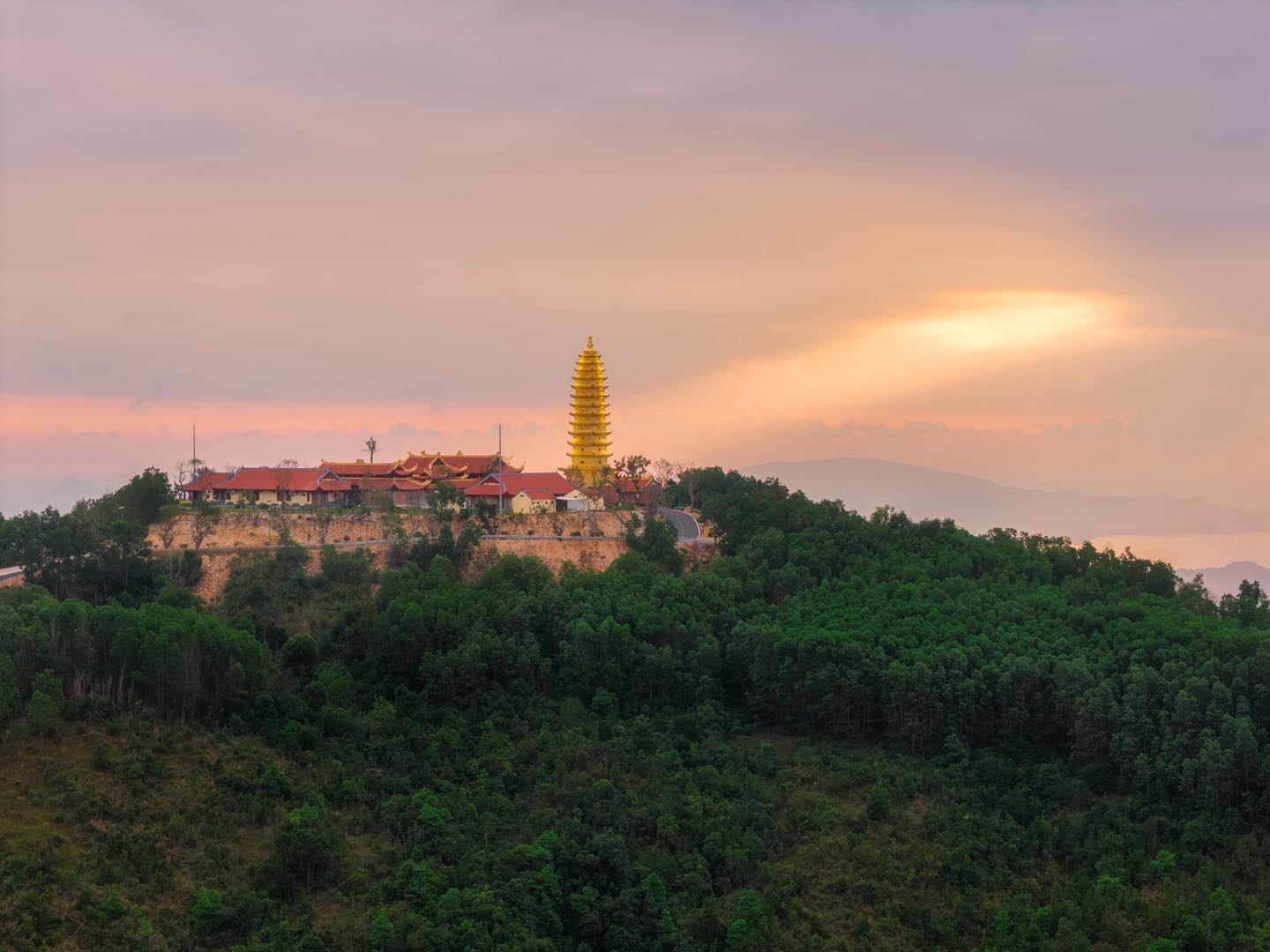 Ngôi chùa diễn ra lễ cưới của Á hậu: Trên đỉnh núi cao 500m, có công trình 13 tầng dát vàng - Ảnh 2.