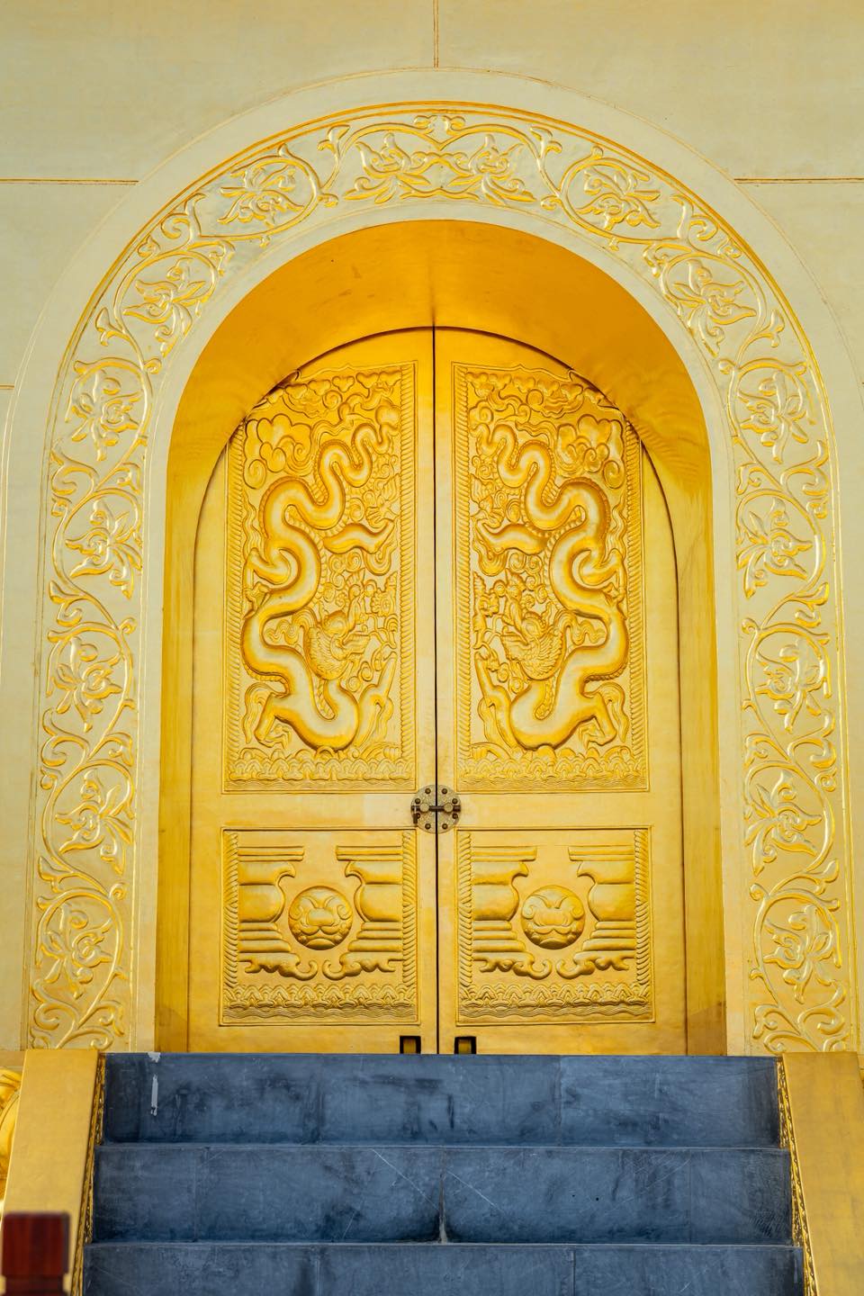 Ngôi chùa diễn ra lễ cưới của Á hậu: Trên đỉnh núi cao 500m, có công trình 13 tầng dát vàng - Ảnh 10.