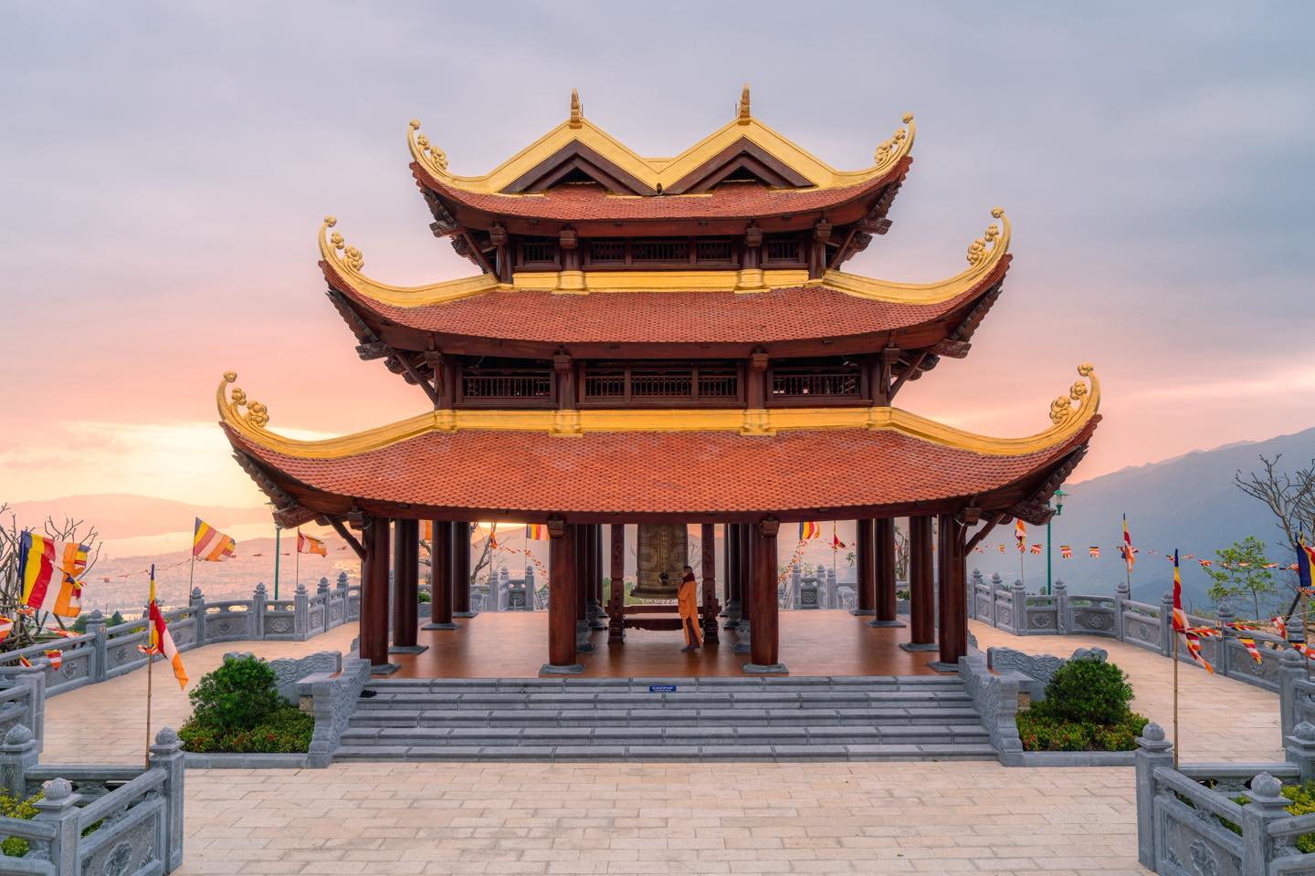 Ngôi chùa diễn ra lễ cưới của Á hậu: Trên đỉnh núi cao 500m, có công trình 13 tầng dát vàng - Ảnh 4.