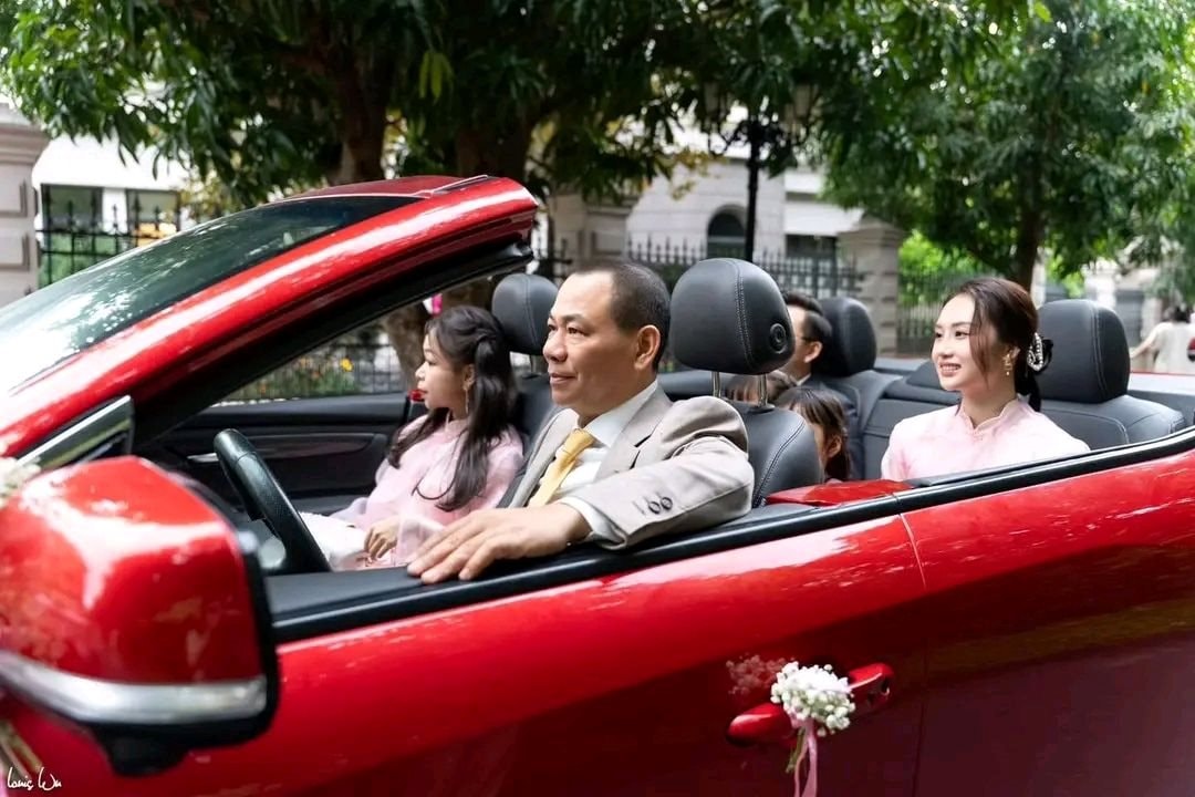 Mãn nhãn dàn xe VinFast độc bản trong đám cưới Minh Hoàng: Tỷ phú Phạm Nhật Vượng đích thân cầm lái - Ảnh 1.