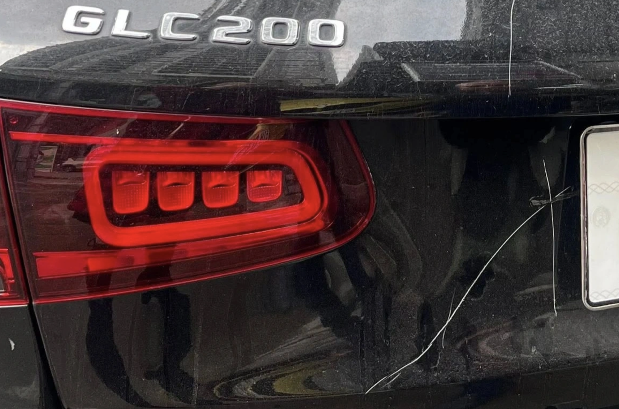 Xe Mercedes GLC200 bị phá họai khi đỗ trước trung tâm tiếng Anh tại Hà Nội - Ảnh 1. Xe Mercedes GLC200 bị phá họai khi đỗ trước trung tâm tiếng Anh tại Hà Nội - Ảnh 1.