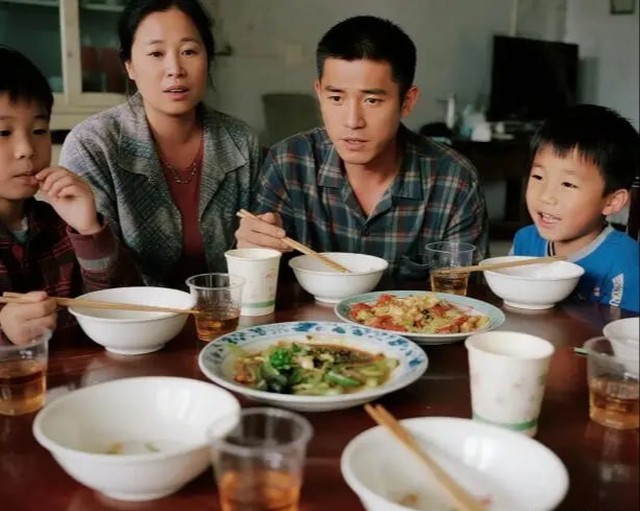 Em chồng thường xuy&ecirc;n sang nh&agrave; ăn k&eacute; nhưng kh&ocirc;ng bao giờ rửa b&aacute;t, cho đến 1 h&ocirc;m con trai cậu ta buột miệng n&oacute;i 1 c&acirc;u khiến gia đ&igrave;nh sụp đổ- Ảnh 1.