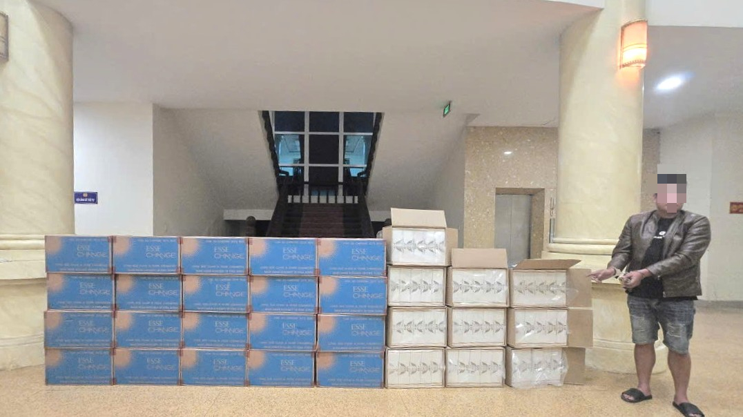 Cảnh s&aacute;t ph&aacute;t hiện thuốc l&aacute; lậu tr&ecirc;n xe tải đỗ b&ecirc;n đường tại Quảng Trị - Ảnh 1.