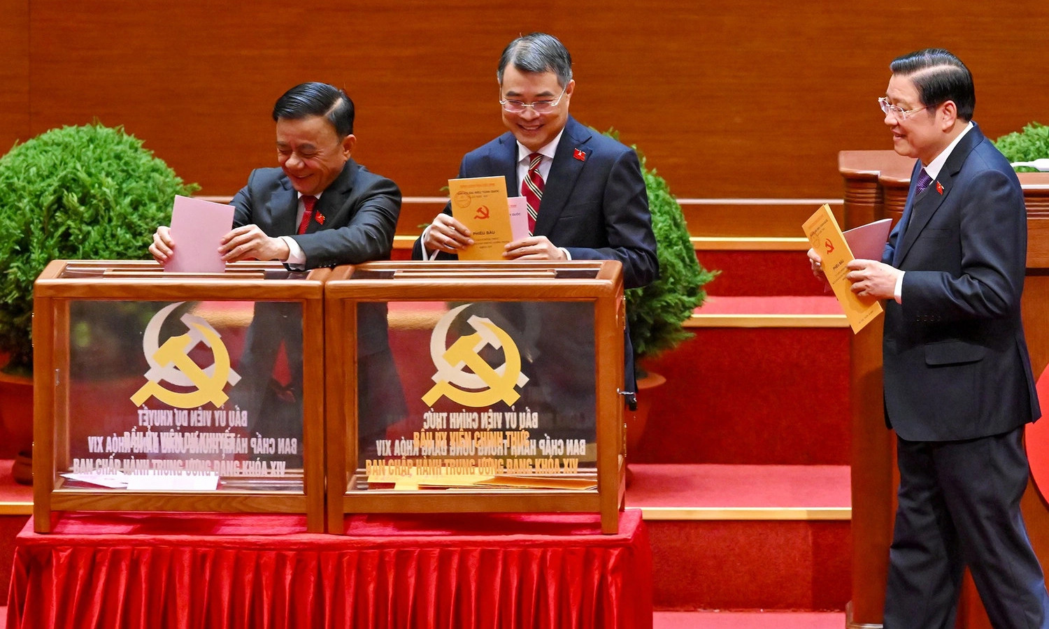 Danh s&aacute;ch 19 Uỷ vi&ecirc;n Bộ Ch&iacute;nh trị kh&oacute;a XIV được bầu tại Hội nghị Trung ương - Ảnh 1.