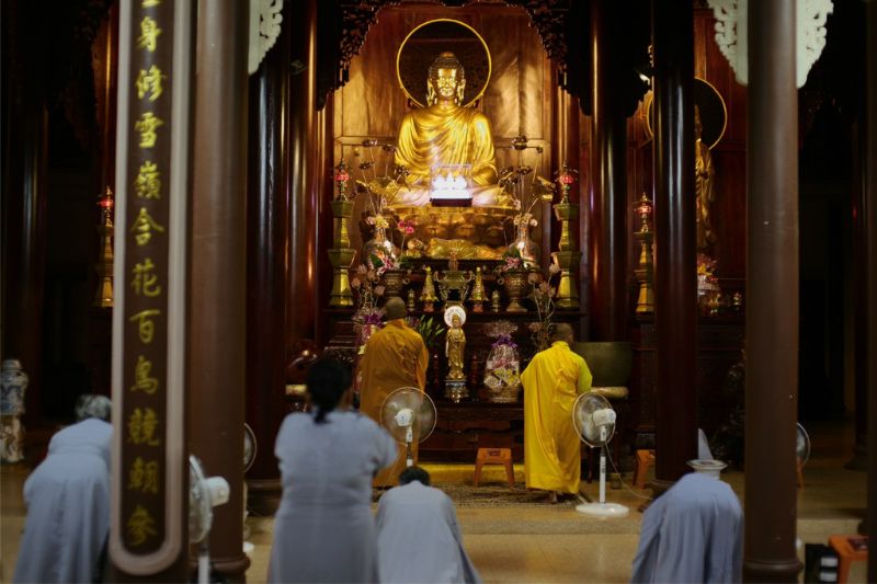 Ngôi chùa diễn ra lễ cưới của Á hậu: Trên đỉnh núi cao 500m, có công trình 13 tầng dát vàng - Ảnh 14.