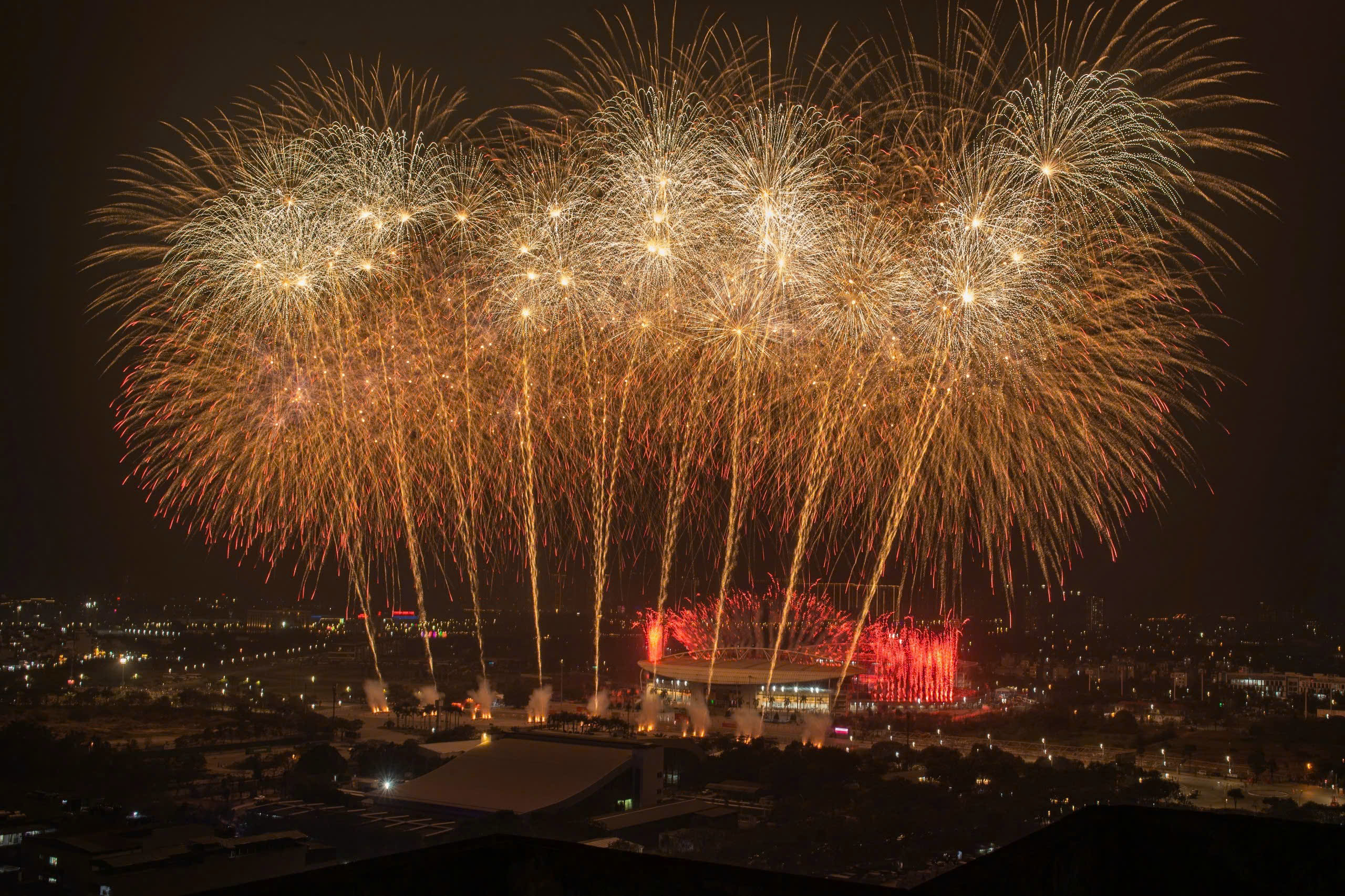 Ngắm màn pháo hoa quy mô lớn "chưa từng có" vừa xuất hiện trên bầu trời Hà Nội - Ảnh 12.